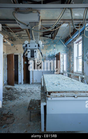 Radiologie Zimmer Tisch und einem Röntgengenerator in einem verlassenen Krankenhaus. Ontario, Kanada. Stockfoto