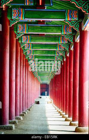 Kolonnade in einem königlichen Palast Gyeongbokgung-Palast, Seoul, Südkorea Stockfoto