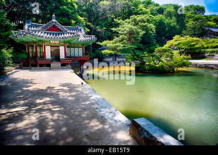 Buyongjeong Pavillon mit einem Teich, Huwon, Secret Garden, Changdeokgung Palast Komplex, Seoul, Südkorea Stockfoto