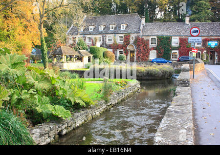 Ein Blick auf das Swan Hotel in Bibery in den Cotswolds Stockfoto