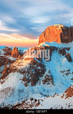 Sonnenuntergang, Sonnenaufgang in Alpes - europäischen Ski-resort Stockfoto