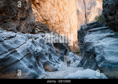 Touristen in kleinen Schlange Canyon, Vereinigte Arabische Emirate Stockfoto