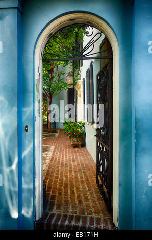 Offenen schmiedeeisernen Tür, ein historisches Haus, Charleston, South Carolina Stockfoto