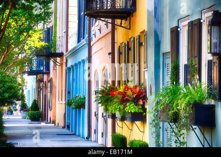 Reihe von bunten historischen Häusern, Rainbow Row, East Bay Street, Charleston, South Carolina, USA. Stockfoto