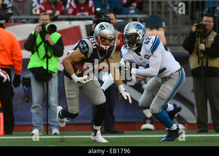 Foxborough, Massachusetts, USA. 23. November 2014. New England Patriots Wide Receiver Danny Amendola (80) bricht ein Tackling von Detroit Lions starke Sicherheit Isa Abdul-Quddus (42) bei der NFL-Spiel zwischen den Detroit Lions und die New England Patriots im Gillette Stadium in Foxborough, Massachusetts statt. Die Patriots besiegt die Löwen 34-9. Bildnachweis: Cal Sport Media/Alamy Live-Nachrichten Stockfoto