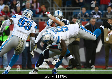 Foxborough, Massachusetts, USA. 23. November 2014. New England Patriots Wide Receiver Danny Amendola (80) von Detroit Lions in Angriff genommen wird, die mittleren Linebacker Tahir Whitehead (59) während die NFL-Spiel zwischen den Detroit Lions und die New England Patriots im Gillette Stadium in Foxborough, Massachusetts statt. Die Patriots besiegt die Löwen 34-9. Bildnachweis: Cal Sport Media/Alamy Live-Nachrichten Stockfoto