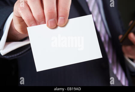 Ein Geschäftsmann hält eine leere Visitenkarte Stockfoto