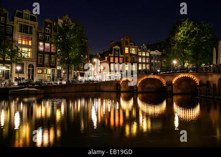 Nacht-Blick auf einen Kanal in Amsterdam, Niederlande Stockfoto