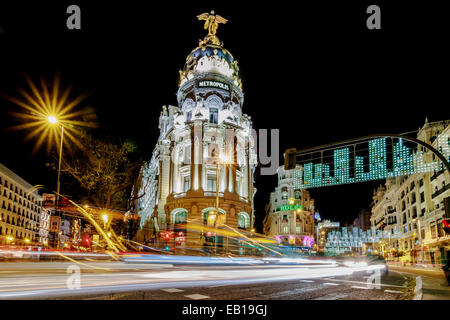 MADRID, Spanien - 20 Dezember: Madrid zu Weihnachten. Strahlen der Ampel auf der Gran via Straße, der wichtigsten Einkaufsstraße in Madrid Stockfoto