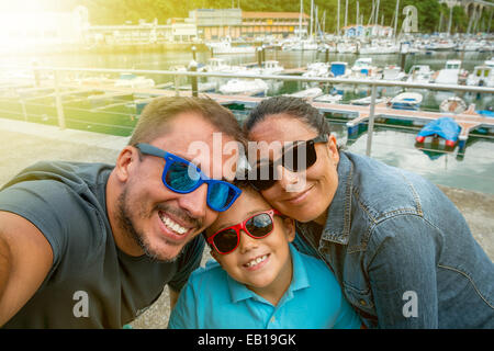 Familie Spaß Sonnenbrille & winkt eine Kamera unter Selfie fotografieren im Sommerurlaub Stockfoto