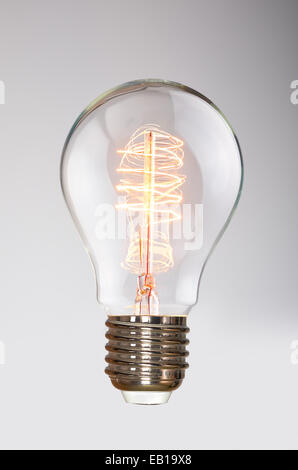 Eine klassische Edison-Lampe mit einer Schleife Filament. Eingeschaltet. Stockfoto