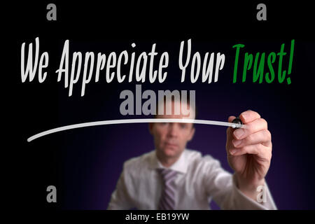 Ein Geschäftsmann auf einem Bildschirm schreiben wir schätzen Ihr Vertrauen. Business-Konzept. Stockfoto
