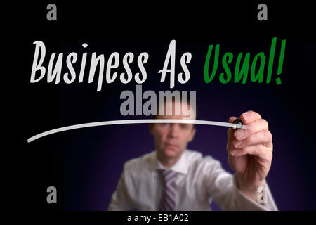 Ein Geschäftsmann, Business As Usual auf einem Bildschirm zu schreiben. Business-Konzept. Stockfoto