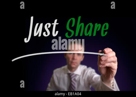 Ein Geschäftsmann nur Anteil auf einem Bildschirm zu schreiben. Business-Konzept. Stockfoto