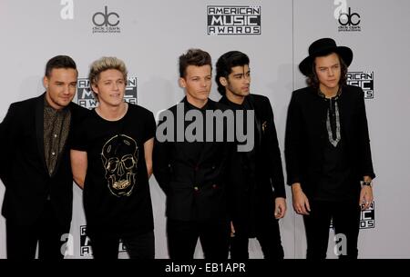 Los Angeles, CA, USA. 23. November 2014. Liam Payne, Niall Horan, Louis Tomlinson, Zayn Malik, Harry Styles im Ankunftsbereich für den 42. Annual American Music Awards (AMAs 2014) - Ankunft 1, Nokia Theatre L.A. LIVE, Los Angeles, CA 23. November 2014. Bildnachweis: Elizabeth Goodenough/Everett Collection/Alamy Live-Nachrichten Stockfoto