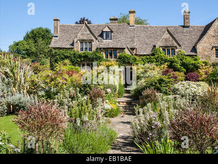 Traditionellen Weaver Cotswolds-Cottages im Dorf Bibury in der Nähe von Cirencester, South East England. Stockfoto