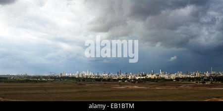 Tel Aviv und Ramat Gan Skyline während eines Gewitters - Panorama-Aufnahme Stockfoto
