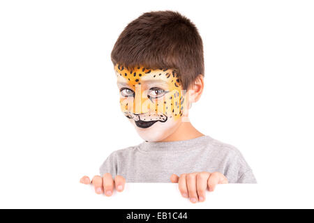 Junge mit Gesicht bemalt wie ein Leopard isoliert in weiß Stockfoto