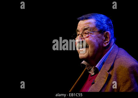 München, Deutschland. 20. November 2014. Schriftsteller und Nobelpreis Sieger Guenter Grass bei der Eröffnung der Ausstellung "Hundejahre" in München, Deutschland, 20. November 2014 spricht. Mehr als fünfzig Jahre nach die Veröffentlichung seines Romans Grass ein Bilderzyklus bestehend aus 136 Radierungen geschaffen. Foto: Sven Hoppe/Dpa/Alamy Live News Stockfoto