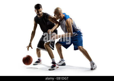 Isoliert auf weißem zwei Basketball-Spieler in Aktion Stockfoto