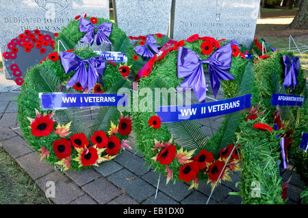 Anzeige der Volkstrauertag Kränze zu Ehren des ersten Weltkrieges und II Veteranen. Durch das Kenotaph in Coquitlam, BC. Kanada. Stockfoto