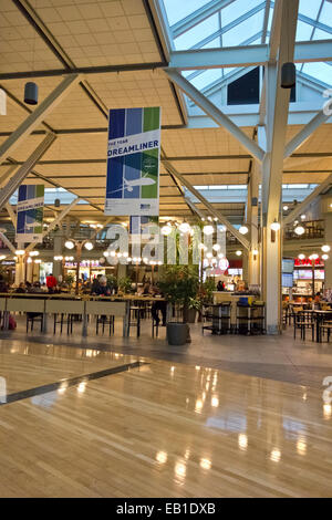 Food-Court in Vancouver International Airport (YVR).  Sitzen die Menschen Essen und Restaurants am Flughafen-lounge. Stockfoto