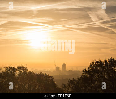 Alexandra Palace Park, London UK, 24. November 2014. Der Blick ins Zentrum von London von Alexandra Palace Park wie die Stadt erwacht zu einem klaren, kalten Morgen. Bildnachweis: Patricia Phillips/Alamy Live-Nachrichten Stockfoto