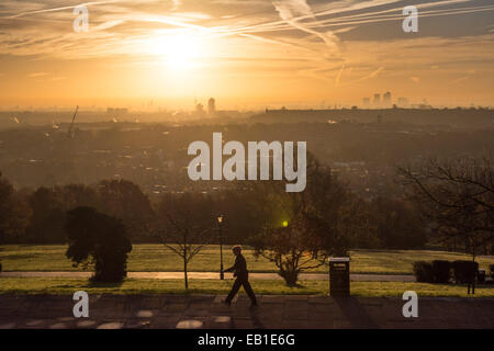 Alexandra Palace Park, London UK, 24. November 2014. Der Blick ins Zentrum von London von Alexandra Palace Park wie die Stadt erwacht zu einem klaren, kalten Morgen. Bildnachweis: Patricia Phillips/Alamy Live-Nachrichten Stockfoto