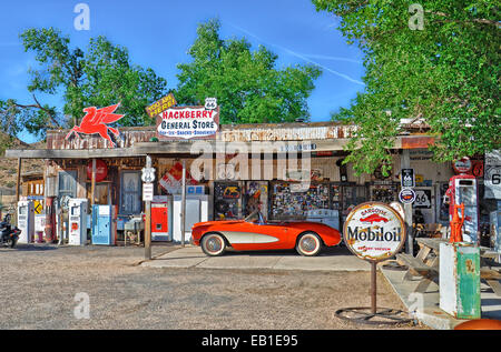 Eine Corvette 1957 rot außerhalb der antiken Hackberry Gemischtwarenladen auf der Route 66, Arizona Stockfoto