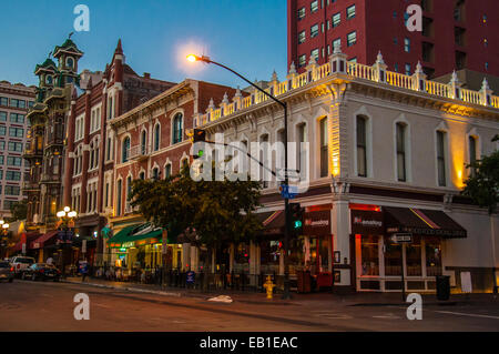 Nachtleben, Geschäften und Restaurants auf der Fifth Avenue im Gaslamp Quarter Historic District in der Innenstadt von San Diego, Kalifornien Stockfoto