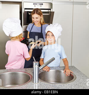 Glückliche Familie mit Kindern backen Weihnachtsplätzchen in Küche Stockfoto