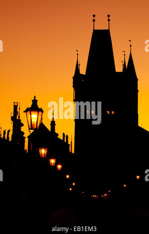 Die Silhouetten von Türmen und Statuen auf der Karlsbrücke in Prag Stockfoto