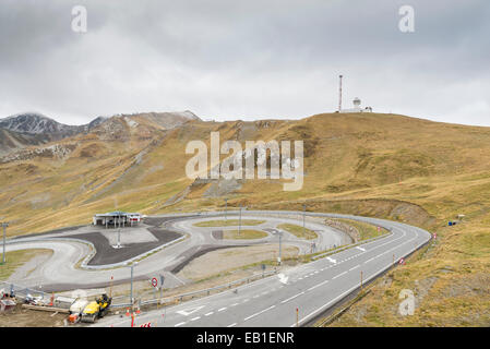 kurvenreiche Straße in die Berge Stockfoto