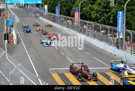 Stephane Sarrazin, (Frankreich), Venturi, Franck Montagny, (Frankreich), Andretti, Jarno Trulli, (ITA), Trulli Racing und der Rest des Feldes in einer Schaltung anzeigen FIA Formula E in Putrajaya, Malaysia. Formel E - Bild ist Gebühr haftet - Copyright © ATP Thinakaran SHANMUGAM - JAPAN - Stockfoto