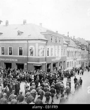 Eine Kundgebung der SA (Sturmabteilung), die einen Tag vor den Reichstagswahlen 5. während der Weimarer Republik in Falkenstein bei Auerbach am 13. September 1930 stattfand. Fotoarchiv für Zeitgeschichte - KEIN KABELDIENST Stockfoto