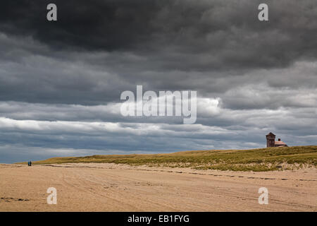 Stimmungsvoller Himmel über einem Strand von Cape Cod, Massachusetts. Stockfoto