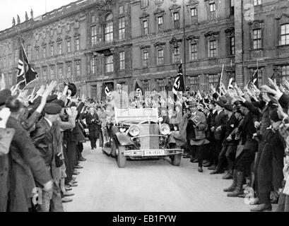 Adolf Hitler kommt zu einer Massenversammlung der Nationalsozialisten im Lustgarten in Berlin, Deutschland, Datum unbekannt (Ende der 1920er/Anfang der 1930er Jahre). Fotoarchiv für Zeitgeschichtee - KEIN KABELDIENST Stockfoto