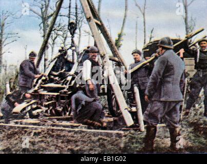 Das zeitgenössische eingefärbte deutsche Propaganda-Foto zeigt französische Soldaten einrichten eine schwere Artillerie-Geschütz in der Nähe von Verdun, Frankreich, 1916. Die Schlacht von Verdun zwischen dem Deutschen Reich und Frankreich dauerte vom 21 Februar bis zum 20. Dezember 1916. Es wurde ein Symbol für die tragische Sinnlosigkeit der Grabenkriegsführung für deutsche und Franzosen. : Fotoarchiv Neumann - kein Draht-SERVICE Stockfoto