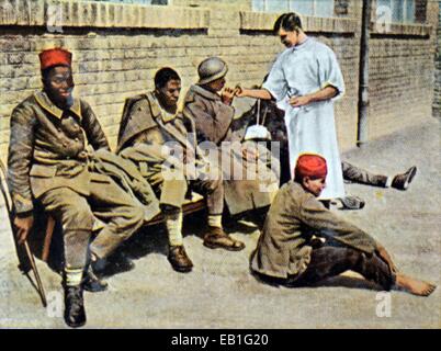 Das zeitgenössische eingefärbte deutsche Propaganda-Foto zeigt verwundete afrikanische Soldaten in der französischen Armee nach der erbeuteten Gefangenen von den deutschen Truppen in einem deutschen Krankenhaus während der Schlacht an der Somme 1916. : Fotoarchiv Neumann - kein Draht-SERVICE Stockfoto