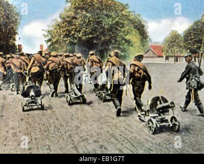 Eine zeitgenössische deutsche eingefärbte Propaganda-Foto zeigt russische Kriegsgefangene mit Maschinengewehren, begleitet von deutschen Soldaten nach der Schlacht von Gorlice-Tarnów in Galizien (Polen) im Mai 1915. : Fotoarchiv Neumann - kein Draht-SERVICE Stockfoto