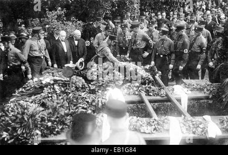 SA-Mitglieder (Sturmabteilung) nehmen an der Beerdigung eines Genossen Teil, der 1930 im Straßenschlacht für den sogenannten "Kampf für die Bewegung" in Chemnitz getötet wurde. Fotoarchiv für Zeitgeschichtee - KEIN KABELDIENST Stockfoto