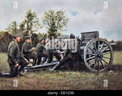 Eine zeitgenössische deutsche eingefärbte Propaganda-Foto zeigt russische Soldaten auf eine Kanone, Ort und Datum unbekannt (1914-1918). : Fotoarchiv Neumann - kein Draht-SERVICE Stockfoto