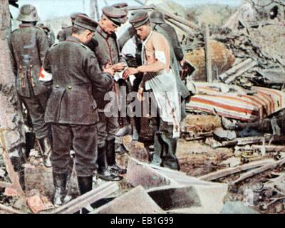 Das zeitgenössische eingefärbte deutsche Propaganda-Foto zeigt deutsche Sanitäter tragen für verwundete Soldaten an der Front während der Schlacht an der Somme 1916. : Fotoarchiv Neumann - kein Draht-SERVICE Stockfoto