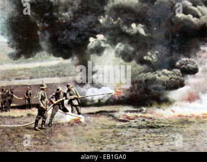 Das zeitgenössische eingefärbte deutsche Propaganda-Foto zeigt deutsche Soldaten mit Flammenwerfern, Datum und Ort unbekannt (1914-1918). : Fotoarchiv Neumann - kein Draht-SERVICE Stockfoto