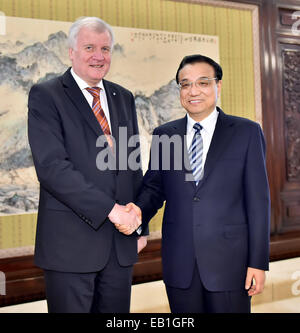 Peking, China. 24. November 2014. Chinese Premier Li Keqiang (R) trifft sich mit Vorsitzender der christlich-sozialen Union (CSU) in Deutschland und Ministerpräsident von Bayern Horst Seehofer, in Peking, Hauptstadt von China, 24. November 2014. © Li Tao/Xinhua/Alamy Live-Nachrichten Stockfoto