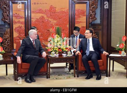 Peking, China. 24. November 2014. Chinese Premier Li Keqiang (R) trifft sich mit Vorsitzender der christlich-sozialen Union (CSU) und Ministerpräsident von Bayern Horst Seehofer in Peking, Hauptstadt von China, in Deutschland 24. November 2014. © Li Tao/Xinhua/Alamy Live-Nachrichten Stockfoto