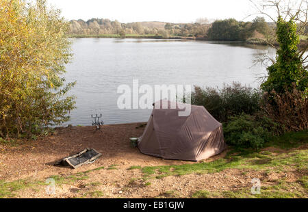 Angeln-Zelt am Big Fish Lake in Suffolk Wasserpark, Bramford, Suffolk, England, UK Stockfoto