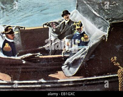 Das zeitgenössische eingefärbte deutsche Propaganda Foto zeigt German Vice Admiral Maximilian Reichsgraf von Spee (R) bei seiner Ankunft in Valparaiso (Chile) im November 1914. Sitzen auf der rechten Seite von Spee: deutscher Gesandter in Chile, Friedrich Karl von Eckert. : Fotoarchiv Neumann, - kein Draht-SERVICE – Stockfoto