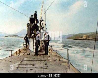Das zeitgenössische eingefärbte deutsche Propaganda-Foto zeigt ein u-Boot nähert sich dem k.u.k u-Boot-Marinestützpunkt in Cattaro (heute Kotor in Montenegro), Datum und Ort unbekannt (1914-1918). : Fotoarchiv Neumann, - kein Draht-Dienst- Stockfoto
