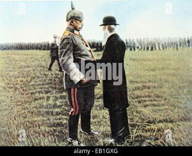 Das zeitgenössische eingefärbte deutsche Propaganda-Foto zeigt Feldmarschall und Chef des General Staff Paul von Hindenburg (L) Treffen seiner ehemaligen Kompaniechef Major Franz von Seel während eines Besuchs des 3. Foot Guards in St. Privat an der Westfront am 18. August 1918. : Fotoarchiv Neumann, - kein Draht-SERVICE – Stockfoto